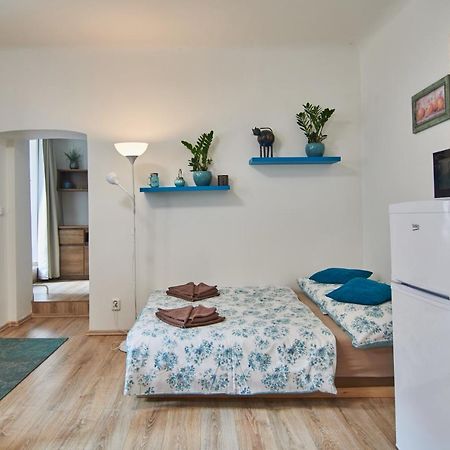 Nice Home To Stay At Prague Close To Castle With Terrace And Garden Exteriör bild